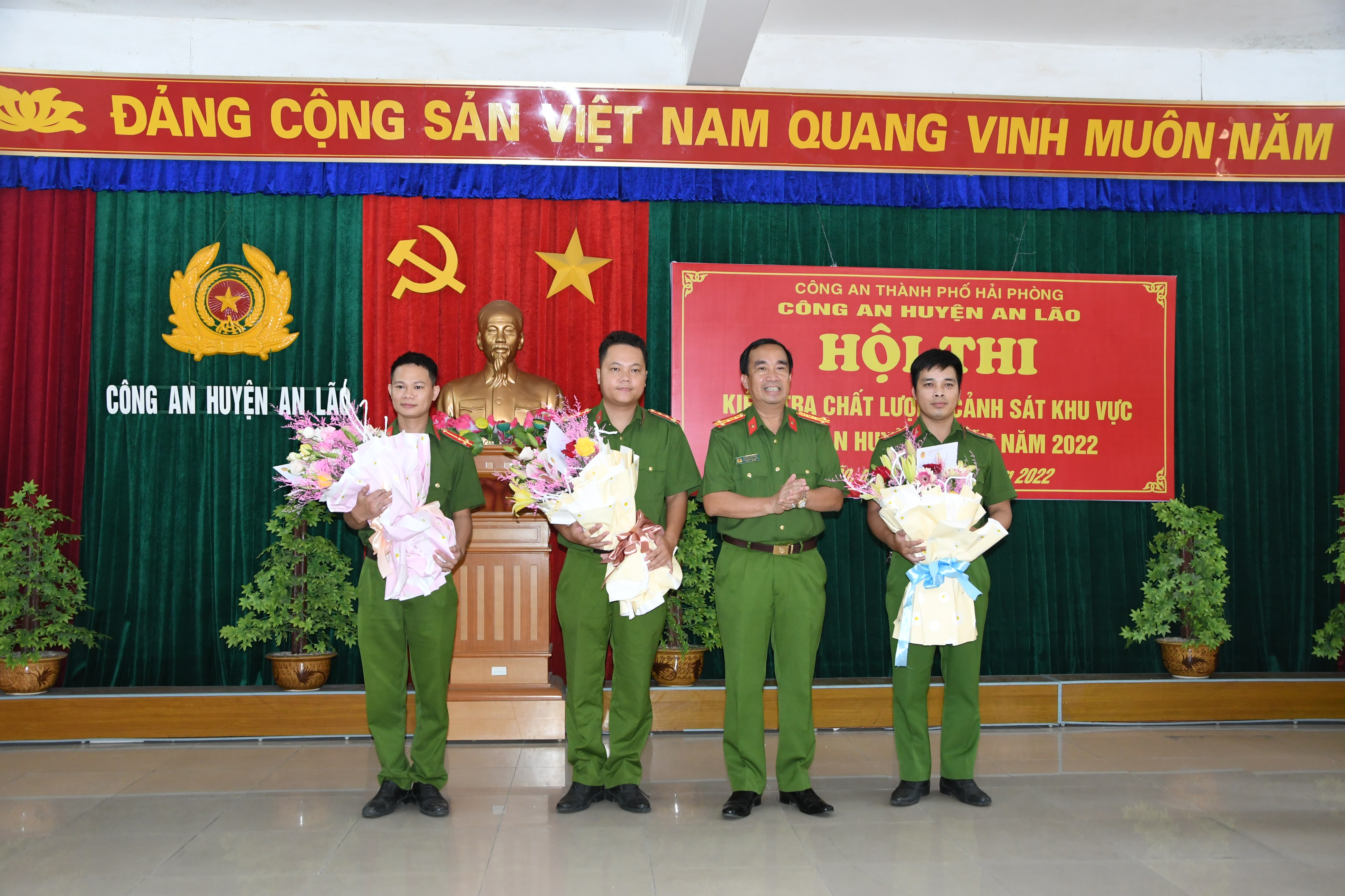 Công an các huyện nhận 202 thư khen của nhân dân